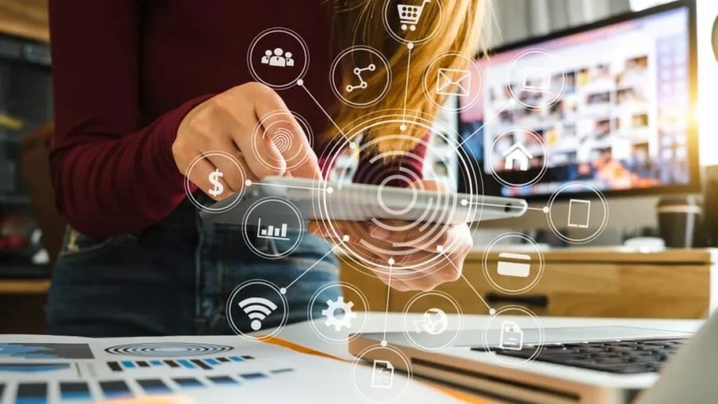 Imagem Mulher trabalhando com marketing do artigo Como ter uma carreira de sucesso no Marketing?