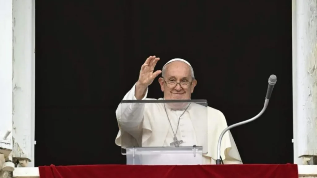 Imagem Papa Francisco acenando do artigo Papa Francisco reza o Angelus na véspera de Natal
