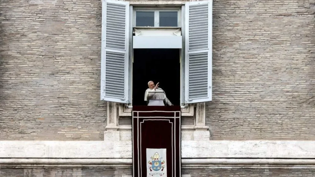 Imagem Papa Francisco durante Angelus acena da janela no Vaticano do artigo Angelus: Papa destaca importância do 'estupor' para uma convivência familiar plena