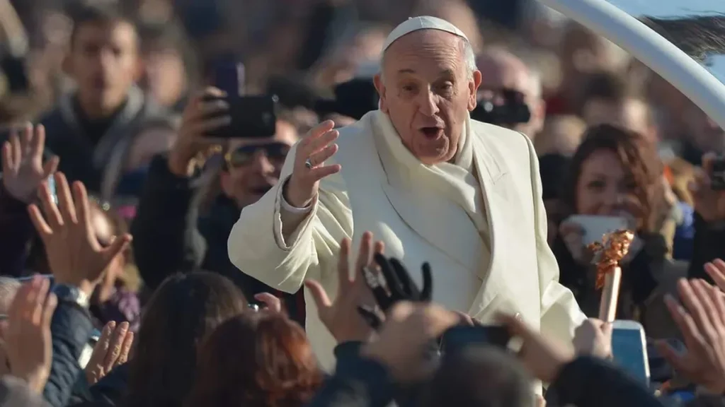 Imagem Papa Francisco no papamovel do artigo Assista ao webdocumentário exclusivo do A12 sobre a vida do Papa Francisco