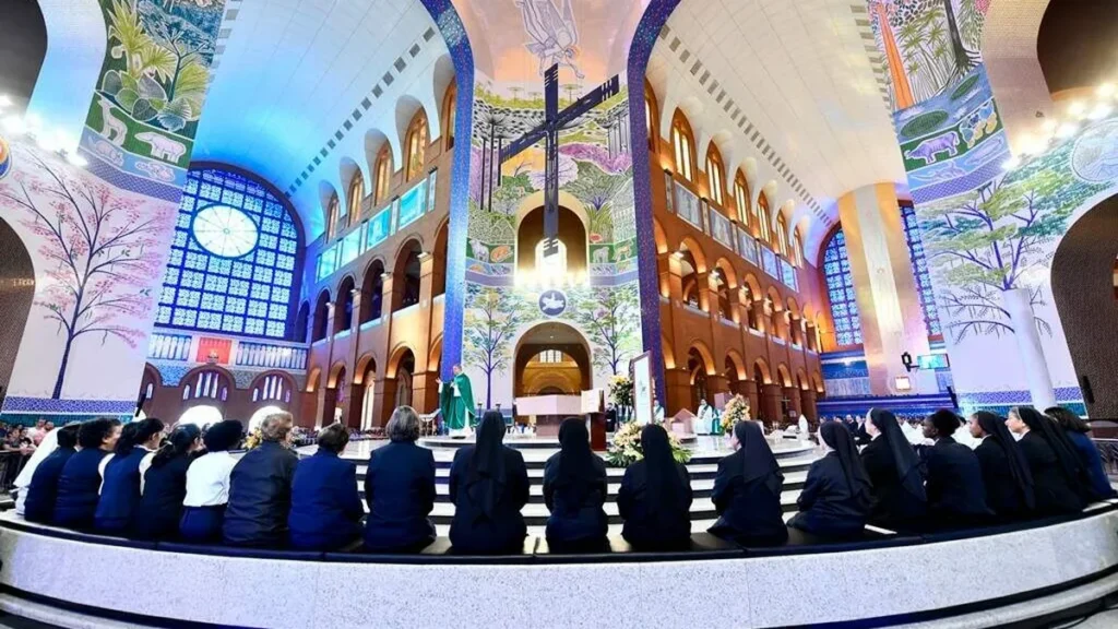 Imagem Religiosas em missa no Santuario Nacional do artigo Vocação, um presente de Deus