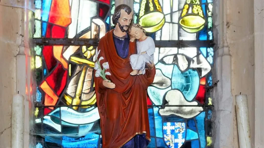 Imagem Sao Jose e Menino Jesus no colo do artigo Há 153 anos, São José era proclamado Patrono da Igreja