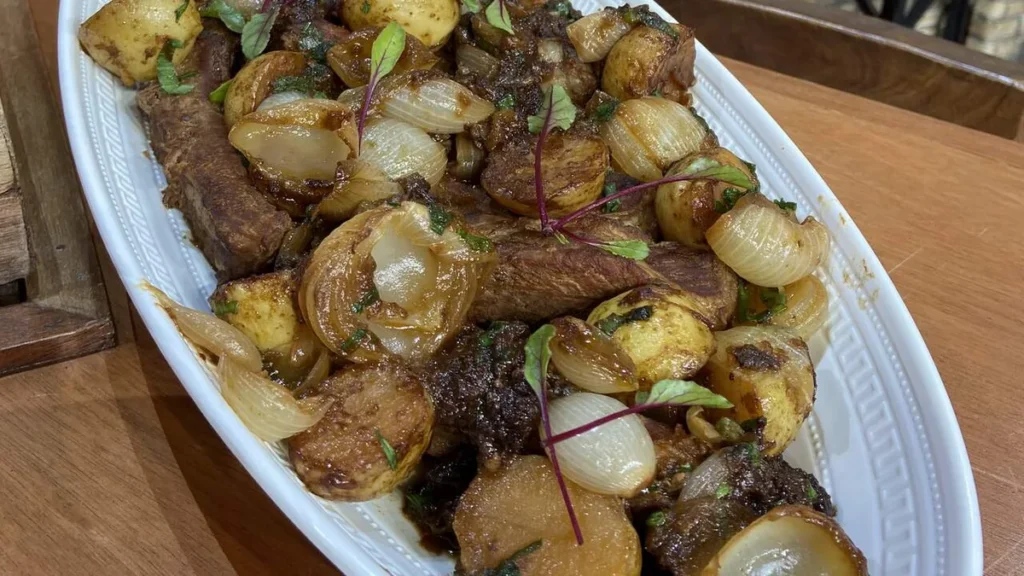 Imagem costelinha com mini batatas e mini cebola caramelizada do artigo Costelinha com Mini Cebola e Mini Batatas Caramelizadas – Sabor de Vida