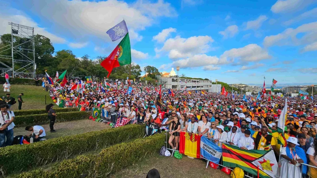 Peregrinos na JMJ Lisboa aguardando missa de abertura
