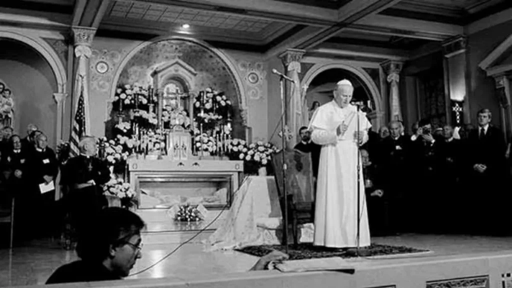 João Paulo II em visita ao túmulo do santo redentorista.
