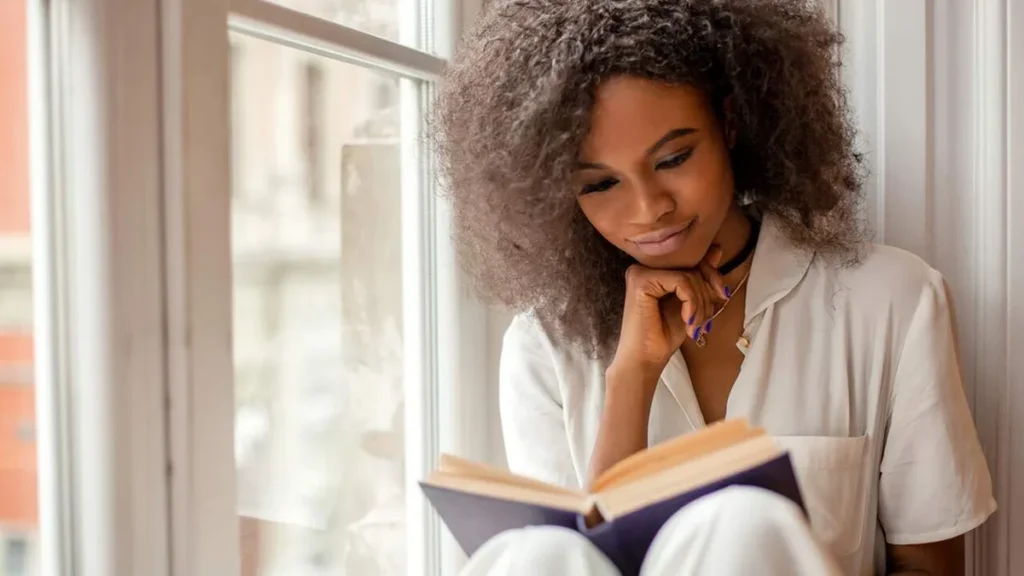 Imagem Mulher lendo um livro do artigo Leitura: um novo e enriquecedor hábito para 2024