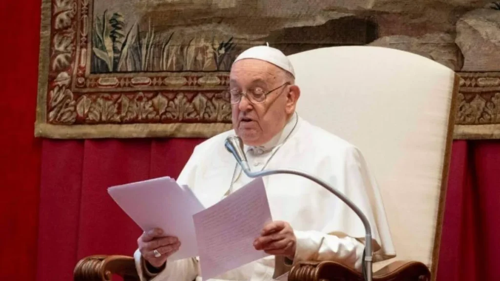 Imagem Papa Francisco lendo uma dissertacao do artigo Papa: a guerra é um “massacre inútil”