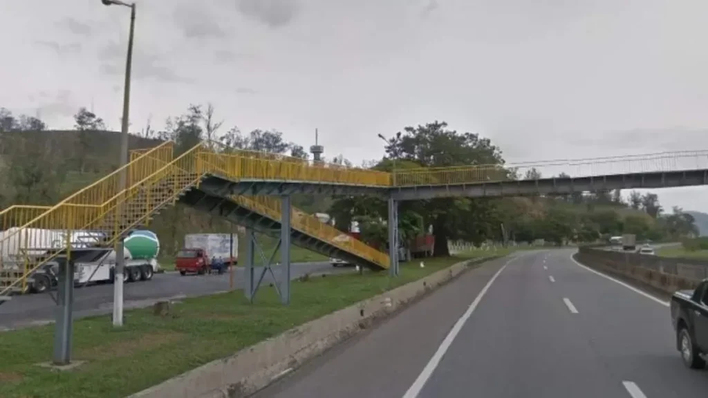 Imagem Passarela em Aparecida do artigo Operação da Prefeitura e CCR para retirada de Passarela interdita via Dutra
