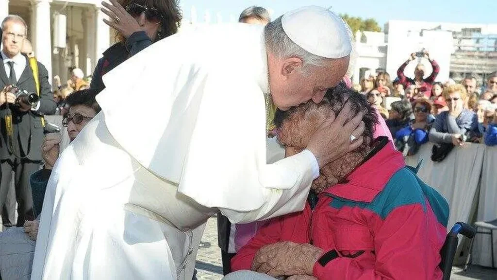 Imagem papa beijando um enfermo numa audiencia geral do artigo Mensagem do Papa Francisco para o Dia Mundial dos Enfermos