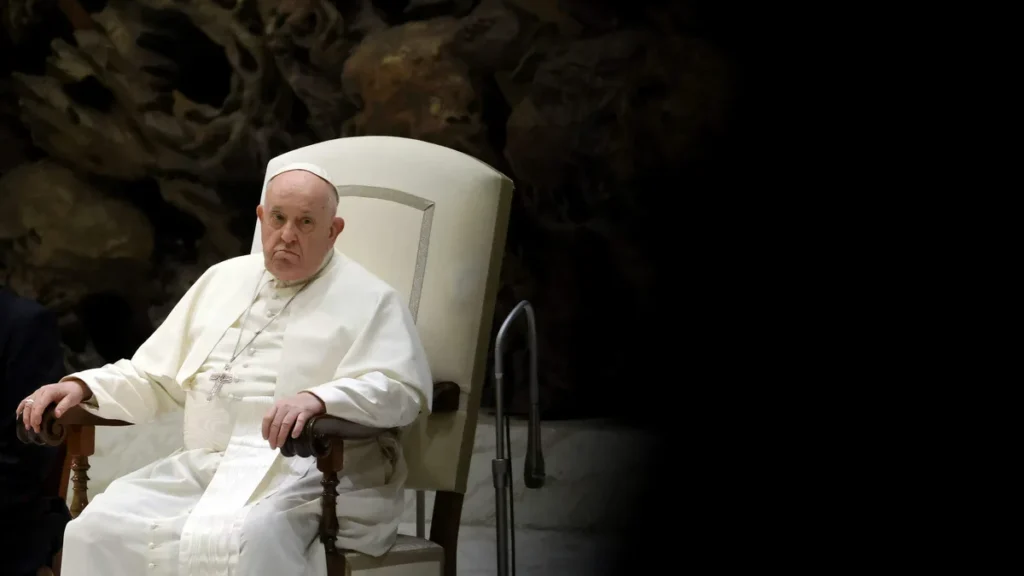Imagem papa francisco com cara triste do artigo "A situação da Terra Santa aflige o local da raiz de nossa fé", clama Papa