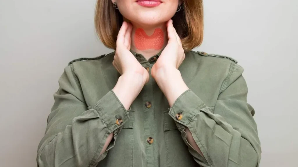 Imagem Mulher mostrando a tireoide do artigo Alimentação saudável x Tireoide: o que devemos saber?