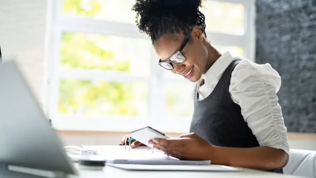 Imagem Mulher fazendo um planejamento financeiro do artigo Aprenda a organizar suas finanças pessoais