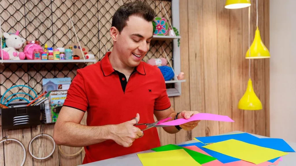 Imagem Rogerio Chiaravalli FVM Look 2 Juan Ribeiro TV Aparecida do artigo Faça Você Mesmo ensina materiais escolares artesanais