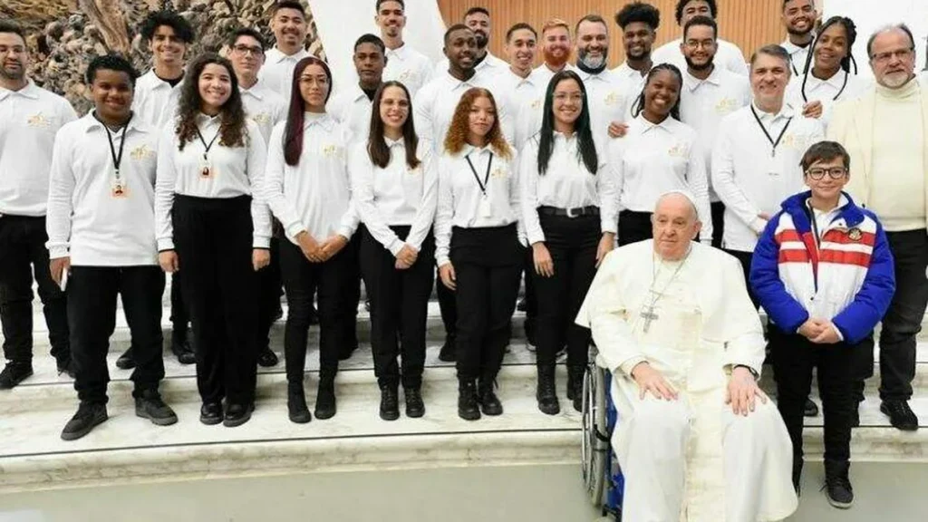Imagem Orquestra Mare do Amanha OMA do Rio de Janeiro receberam uma bencao do Papa Francisco durante a Audiencia Geral no Vaticano. do artigo Orquestra Maré do Amanhã se apresenta na Europa e recebe bênção do Papa