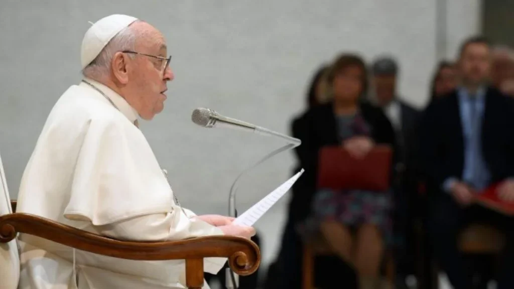 Imagem papa serio falando em audiencia geral do artigo Papa sobre a ira: “é um pecado que destrói as relações humanas”