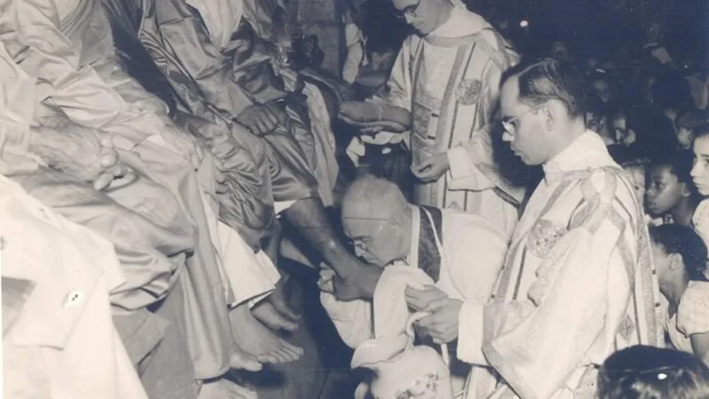 A reforma dos ritos da Semana Santa, em 1955, inseriu novamente o rito do Lava-pés na Missa da Ceia do Senhor