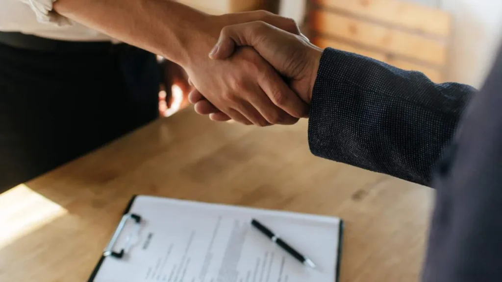 Imagem Duas pessoas fechando um contrato do artigo SAAE de Aparecida fecha contrato com ARSESP do Governo do Estado