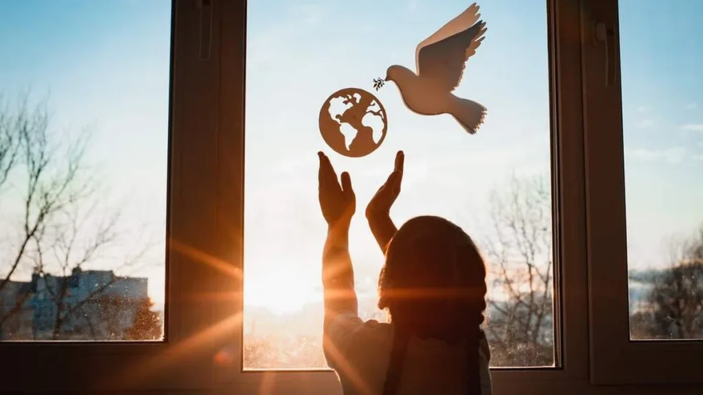 Imagem Menina e pomba da paz do artigo “Temos um único e mesmo desejo para este dia 1º de janeiro: paz”
