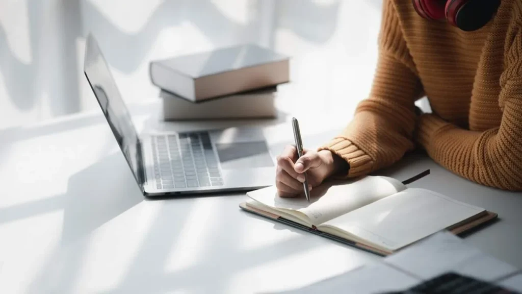 Imagem Mulher estudando do artigo Inscrições do concurso público de Aparecida começam hoje, 15