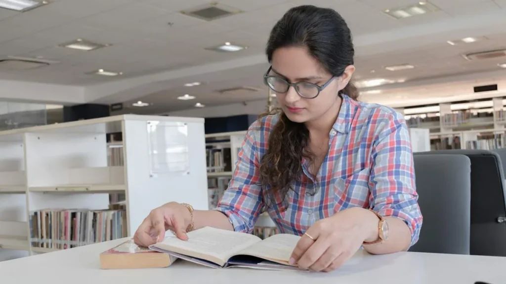 Imagem Mulher estudando para concurso publico do artigo Prefeitura de Aparecida e VUNESP divulgam edital de concurso público