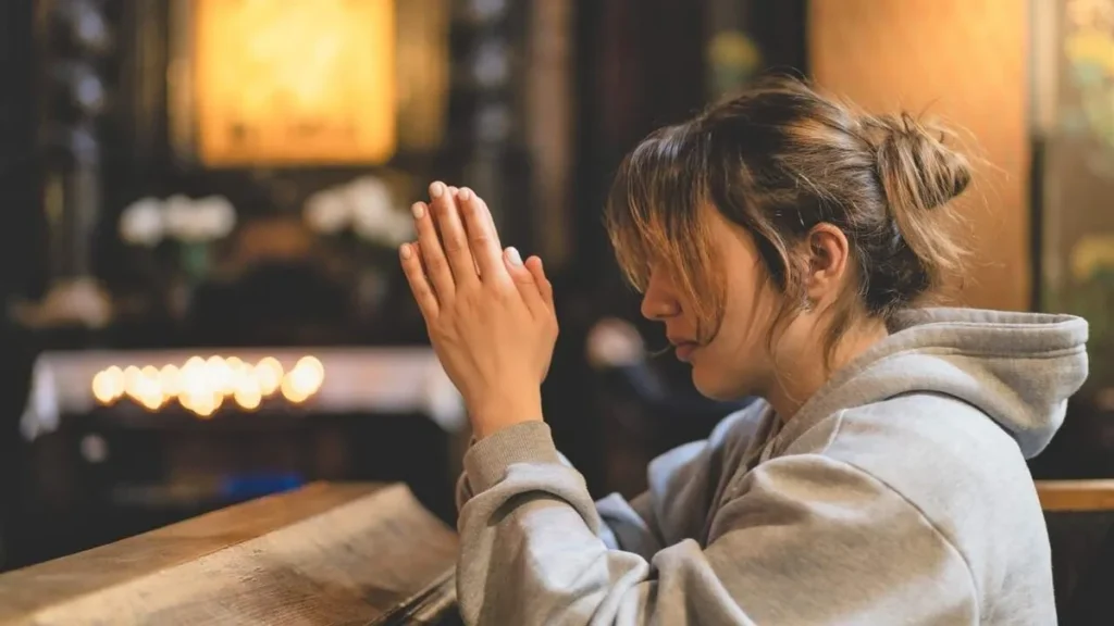 Imagem Mulher orando na Igreja do artigo Você confia nos planos de Deus para você?