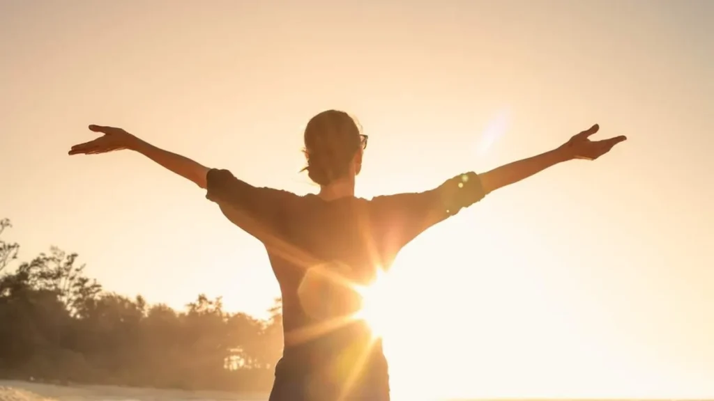Imagem Mulher tomando sol do artigo Vitamina D: os benefícios que vem do sol