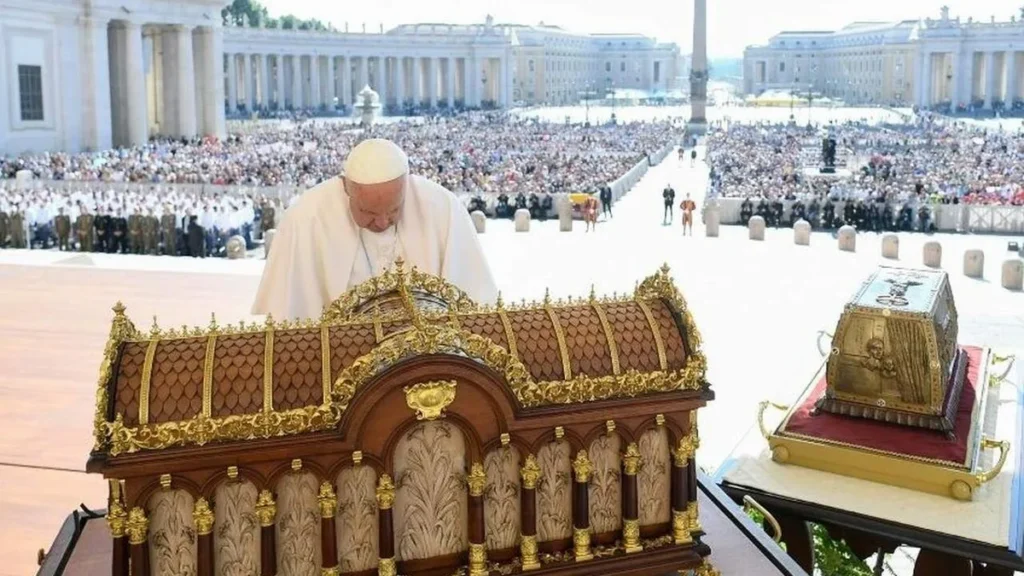 Imagem Papa Francisco e a Urna de Santa Teresinha do artigo Relíquias de Santa Teresinha irão passar por 70 cidades pelo país