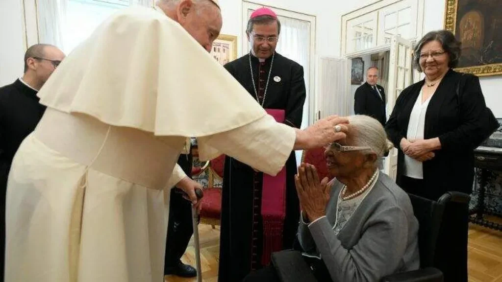 Imagem Papa com senhora de 107 anos do artigo Papa envia mensagem à idosa de 107 anos
