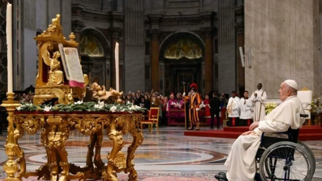 Imagem Papa contemplando o Menino Jesus do artigo Epifania do Senhor: reconheçamos Jesus como nosso Deus e Senhor
