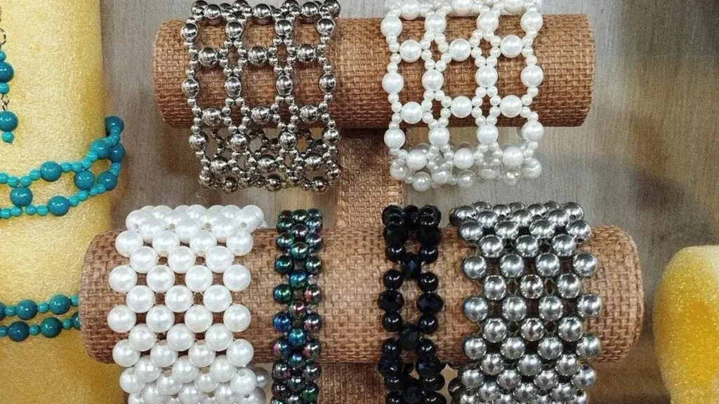 Imagem acessorio do artigo Bracelete entrelaçado com Pedrarias - Faça Você Mesmo