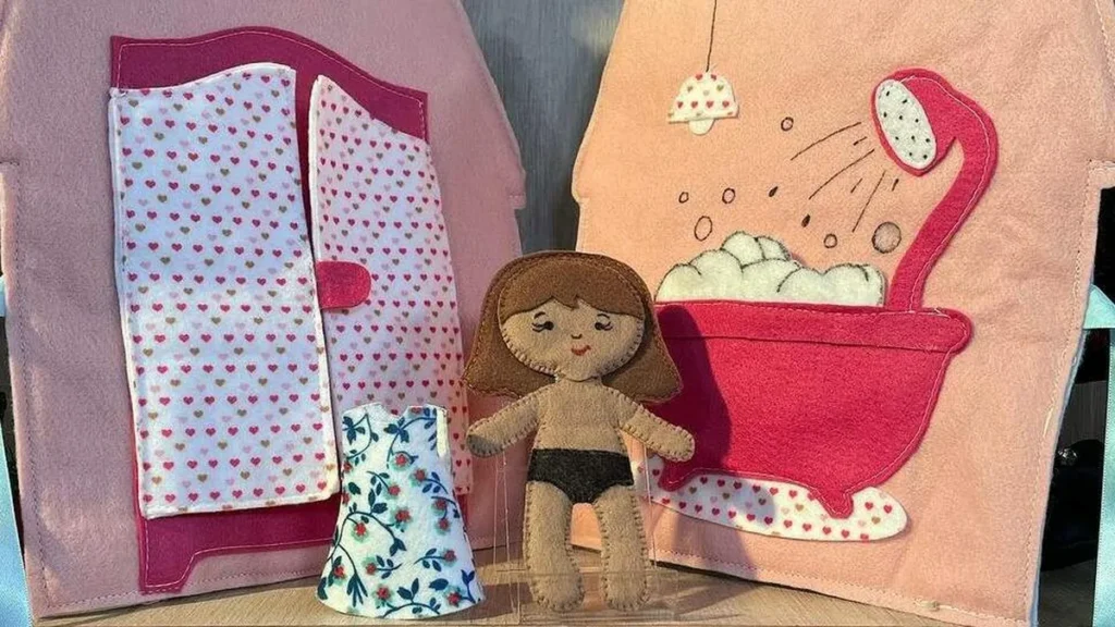 Imagem bonequinha do artigo Bonequinha de Costura em Feltro - Faça Você Mesmo