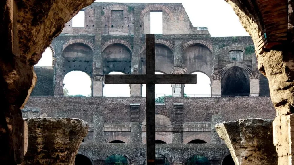 Imagem cruz em igreja deteriorada do artigo Número de cristãos perseguidos no mundo é maior que a população brasileira