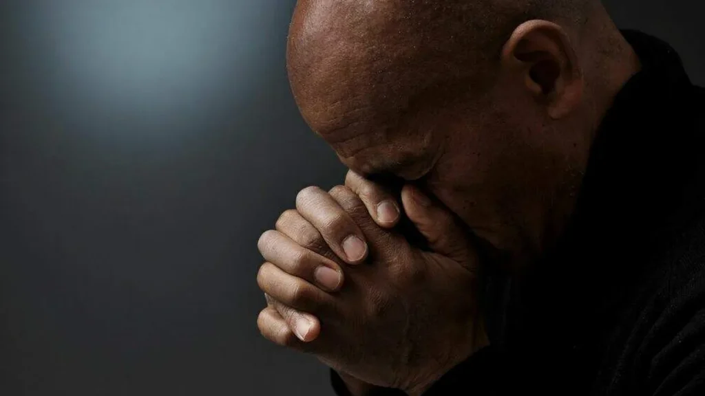 Imagem homem rezando do artigo Papa: “a oração é a respiração da fé”