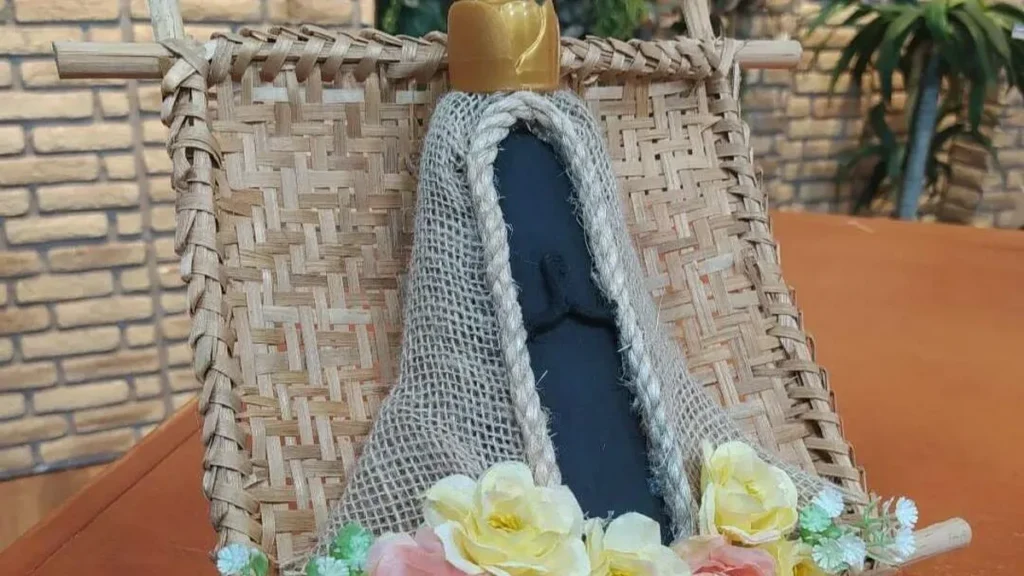 Imagem nossa sra aparecida do artigo Quadro de Nossa Senhora Aparecida reutilizando embalagens - Faça Você Mesmo