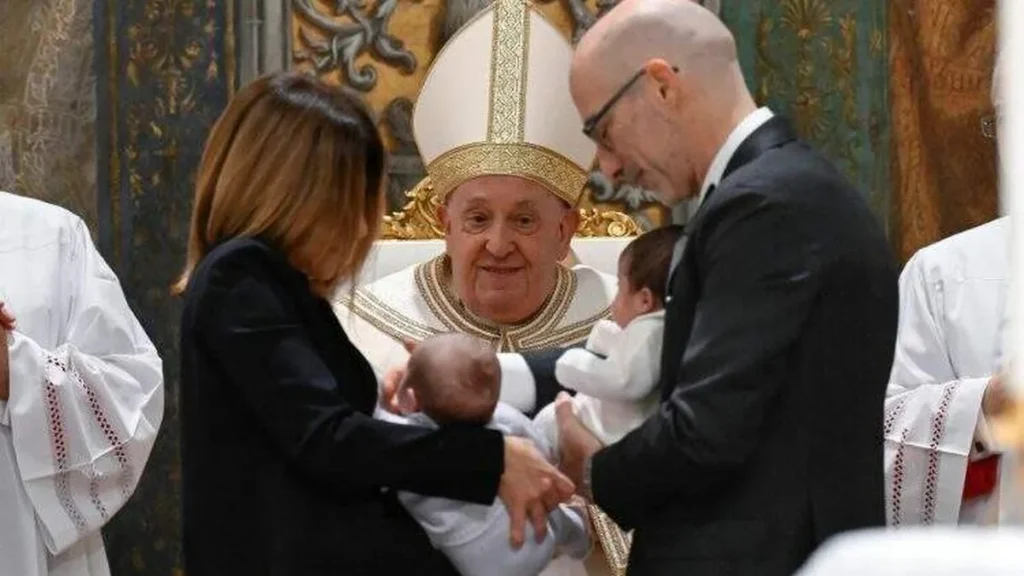 Imagem papa batiza criancas no vaticano 2024 do artigo Papa batiza filhos de funcionários do Vaticano