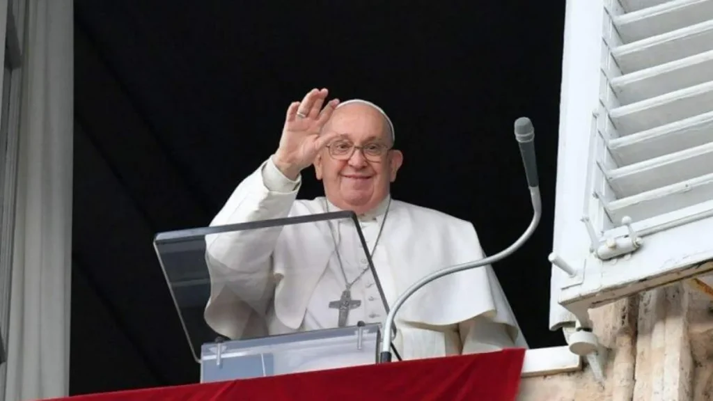 Imagem papa sorrindo e acenando do artigo Papa: “Adorar a Deus não é desperdiçar tempo, é dar significado ao tempo”