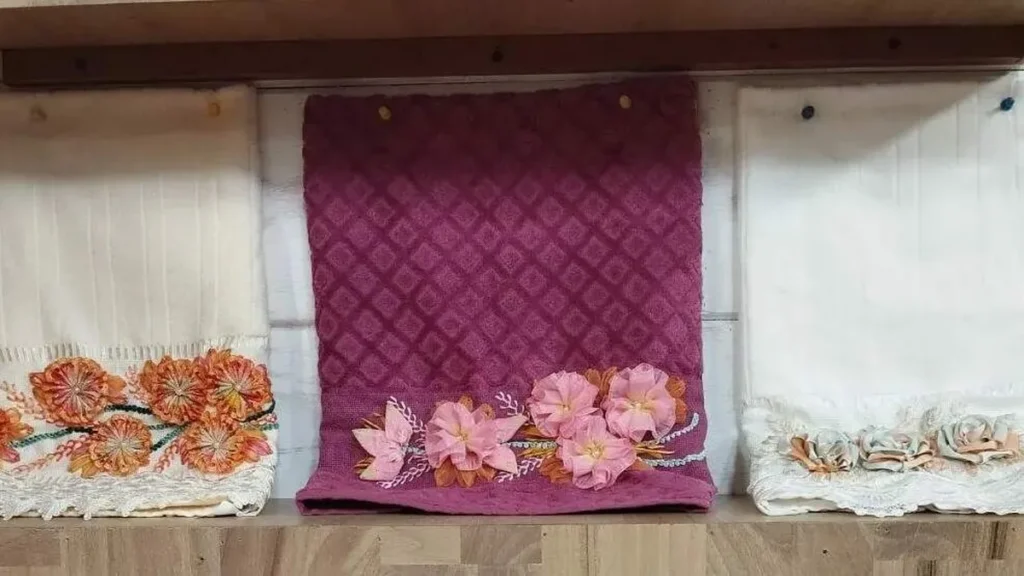 Imagem toalha bordada do artigo Toalha bordada com Flor de organza - Faça Você Mesmo