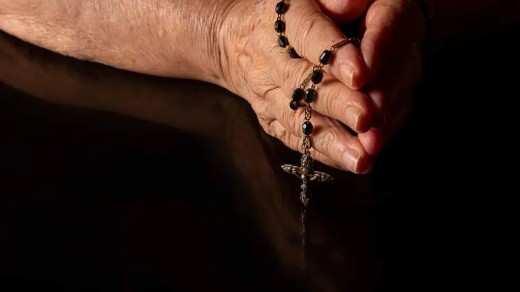 Imagem Homem rezando o terco do artigo O que dizem os santos sobre o Santo Terço?