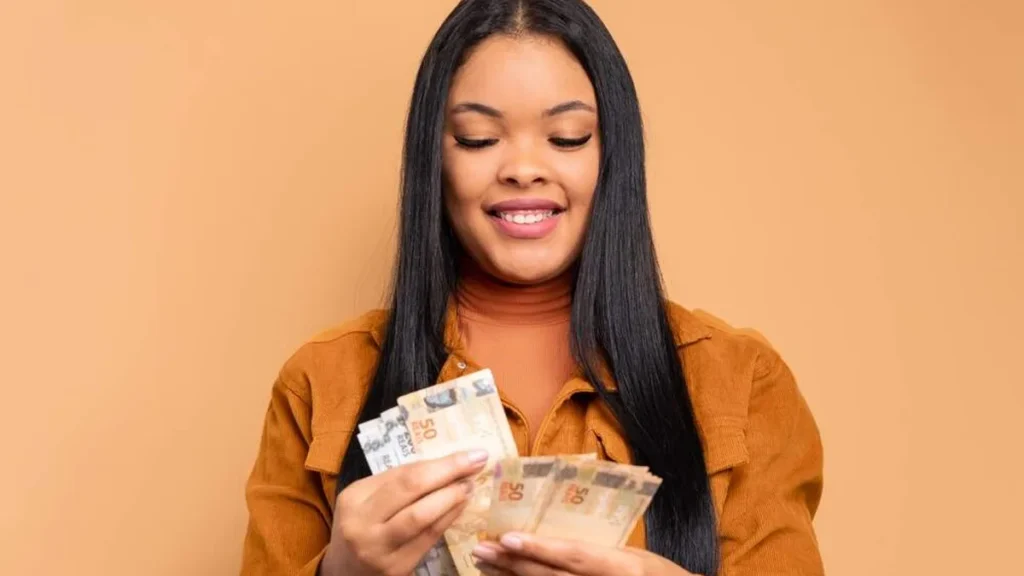 Imagem Mulher contando dinheiro do artigo O grande desafio de organizar a vida financeira