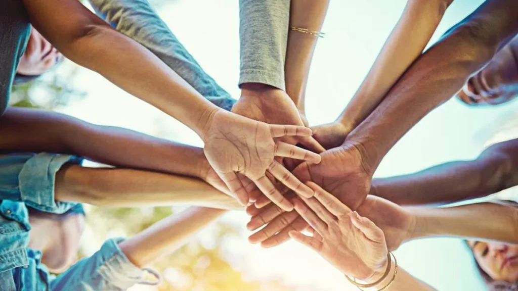 Imagem maos unidas de diversas pessoas do artigo Confira a Mensagem do Papa Francisco para a Campanha da Fraternidade