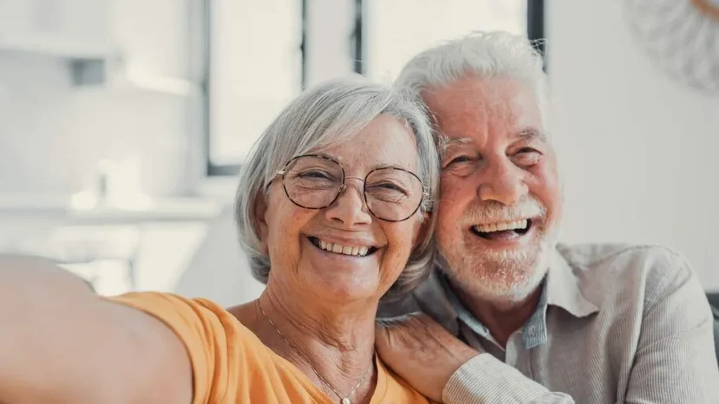 Imagem Idosos posicionados como se estivessem tirando foto sorrindo do artigo Papa divulga o tema para o IV Dia Mundial dos Avós e dos Idosos
