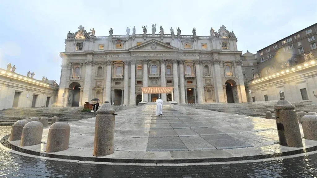 Imagem Praca de Sao Pedro e o Papa do artigo Por que a Igreja é chamada de Católica?