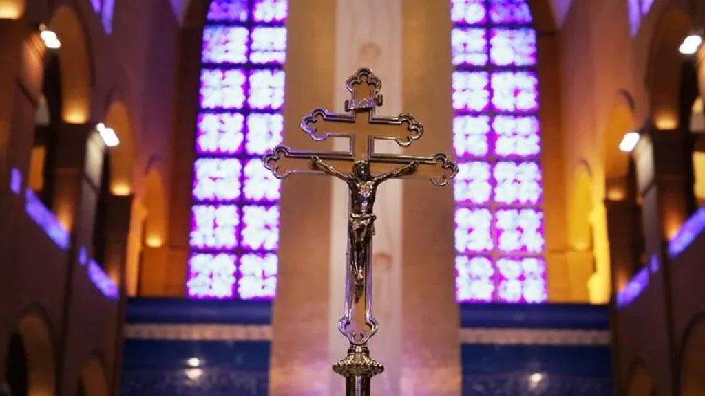 Imagem Cruz arquiepiscopal do artigo Do Sacrifício à Vitória em Cristo