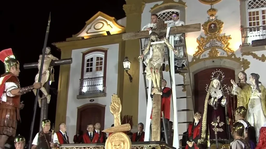 Tradicional cerimônia do Descendimento da Cruz, realizada em São João del Rei (MG)