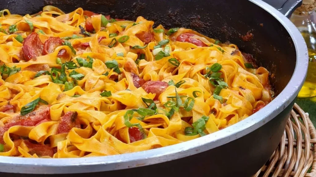 Imagem FETTUCCINE COM MOLHO do artigo Fettuccine com Molho de Tomate e Gorgonzola - Santa Receita