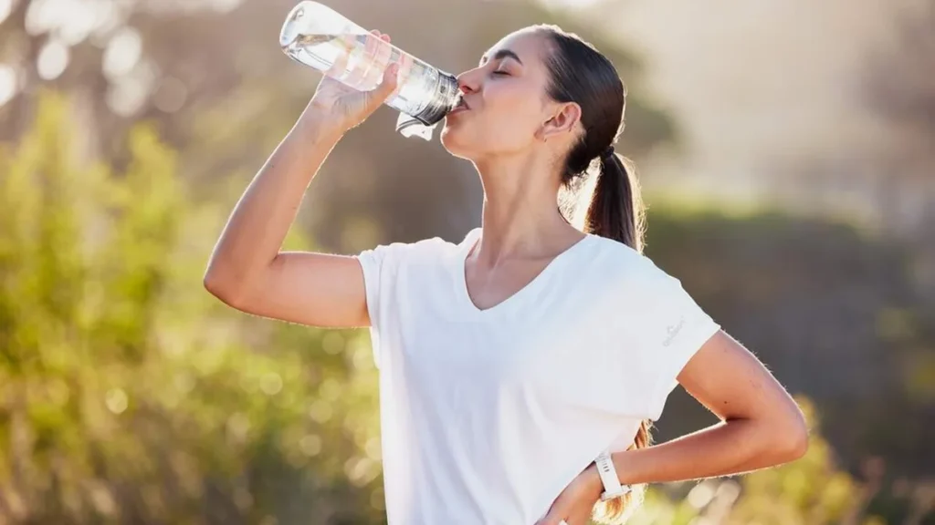 Imagem Mulher bebendo agua do artigo Água gelada faz bem à saúde do intestino?