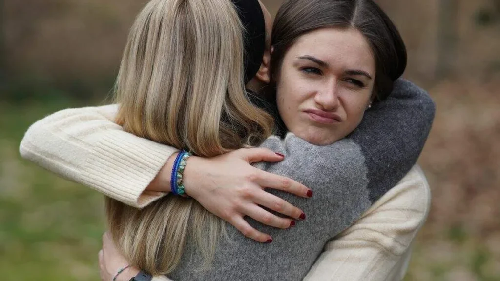 Imagem Mulher com cara de nojo abracando outra pessoa do artigo Você sabe como lidar com o sentimento da inveja?