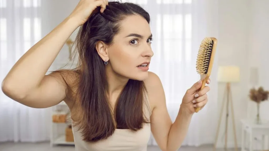 Imagem Mulher procurando fios brancos do artigo Fios brancos antes dos 30? Hábitos saudáveis podem ser a solução