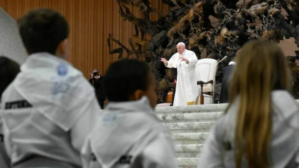 Imagem Papa Francisco em pe discursando na Sala Sao Paulo VI do artigo Papa: “A ignorância gera medo e o medo intolerância”