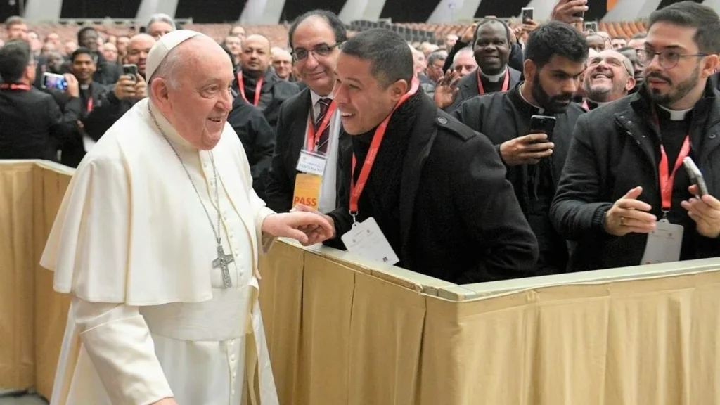 Imagem Papa com religiosos fevereiro 2024 do artigo 3 conselhos do Papa Francisco aos sacerdotes